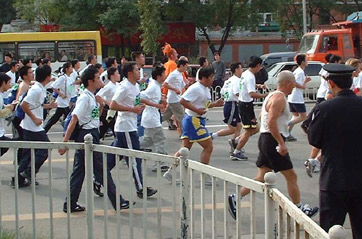Artsy running in the Beijing marathon 2002