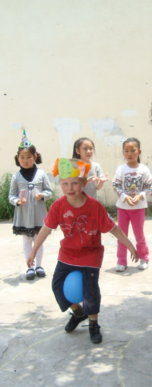 balloon between knees run